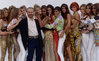 8How+many+supermodels+can+you+spot+Gianni+Versace+feels+the+love+of+the+worlds+most+beautiful+wo.jpg