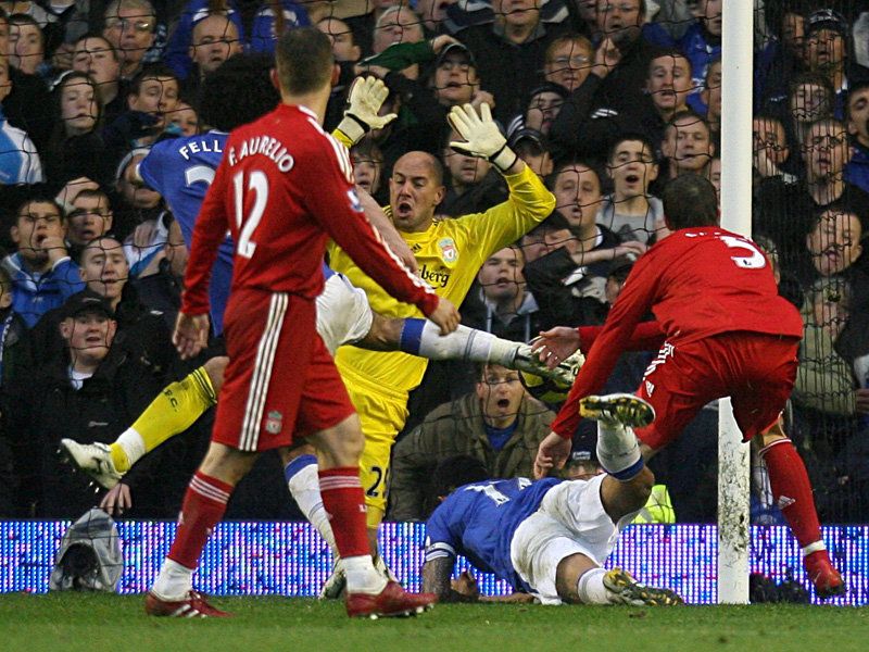 Everton-v-Liverpool-Jose-Reina-saves-from-Mar_2391111.jpg