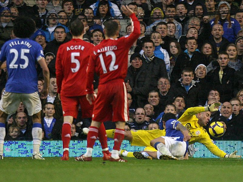 Everton-v-Liverpool-Jose-Reina-saves-from-Tim_2391110.jpg
