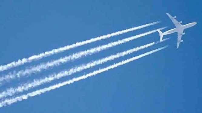 Contrail_fourengined_airplane.jpg