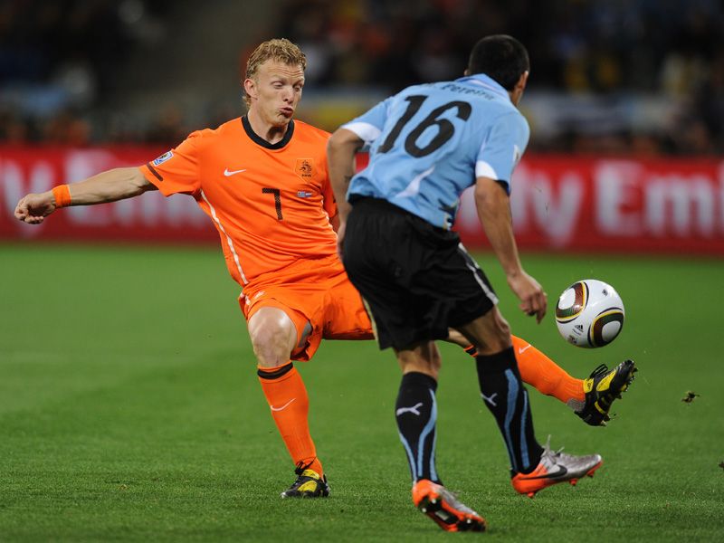 Uruguay-v-Holland-Dirk-Kuyt-Maximiliano-Perei_2474703.jpg