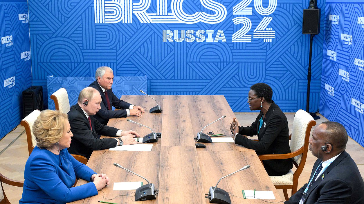 Rais wa Shirikisho la Urusi Vladimir Putin, Spika wa Baraza la Shirikisho Valentina Matvienko, Mwenyekiti wa Jimbo Duma Vyacheslav Volodin na Rais wa Muungano wa Mabunge, Spika wa Bunge la Jamhuri ya Muungano wa Tanzania Tulia Ackson (picha kwa hisani ya vyombo vya habari huduma ya Rais wa Shirikisho la Urusi)