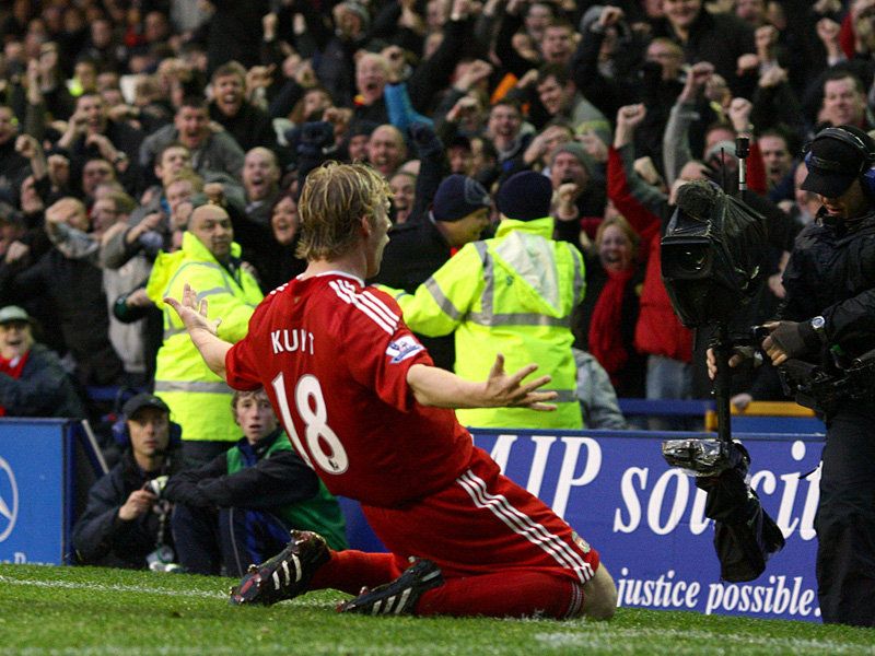 Everton-v-Liverpool-Dirk-Kuyt-slide_2391100.jpg