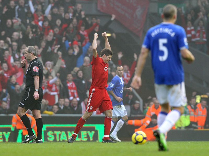 Liverpool-v-Everton-Steven-Gerrard-punches-ai_2416431.jpg