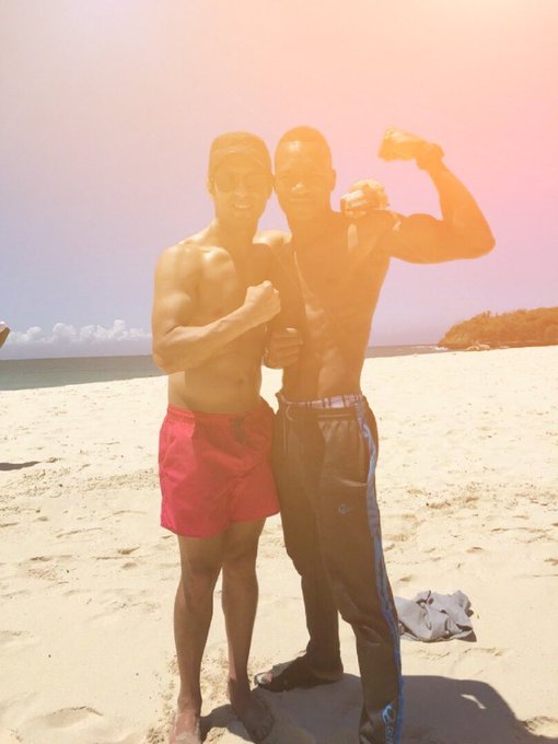 Do5n6wnXgAESUNs.jpg:small