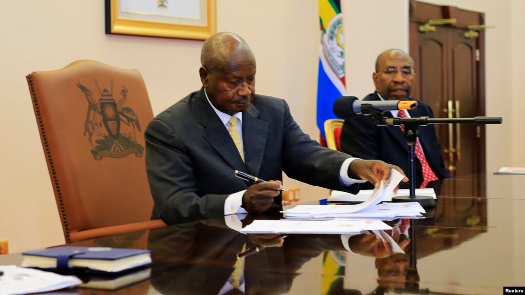 Rais wa Uganda Yoweri Museveni akisaini mswada dhidi ya mashoga na kuwa sheria mwaka 2014, katika ikulu ya rais ya Entebbe, February 24, 2014. 