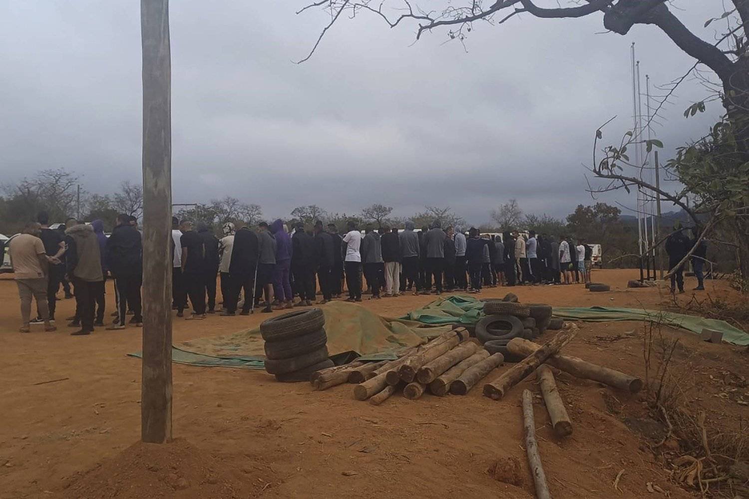 Picha iliyotolewa na mamlaka ya Afrika Kusini inaonyesha wafungwa kadhaa wa Libya (AP)