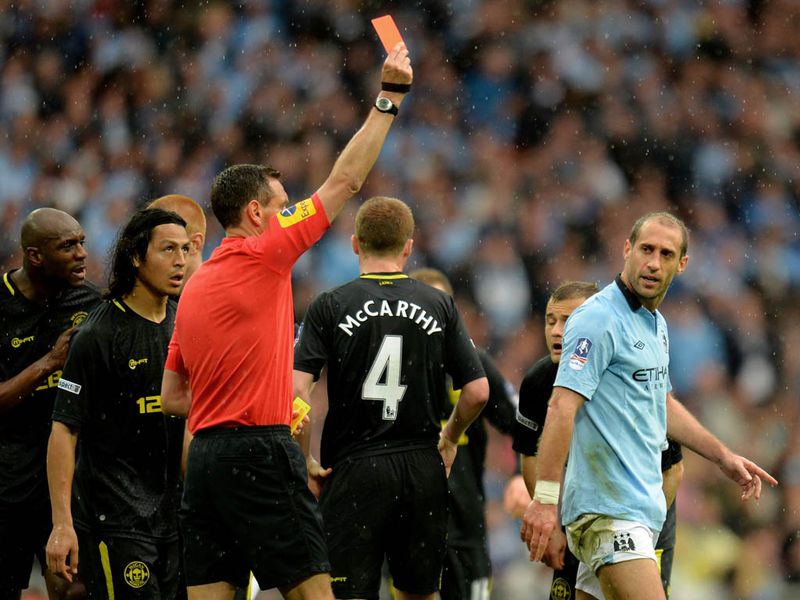 Manchester-City-v-Wigan-Pablo-Zabaleta-sent-o_2942975.jpg