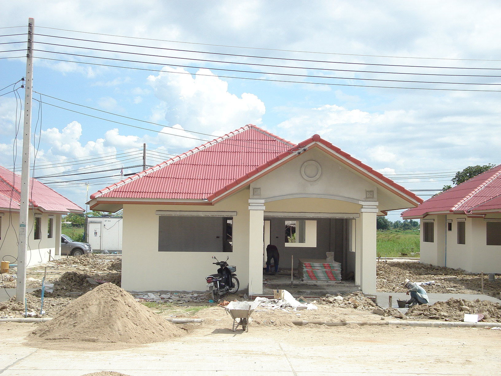 Under_construction_Thai_modern_house.jpg