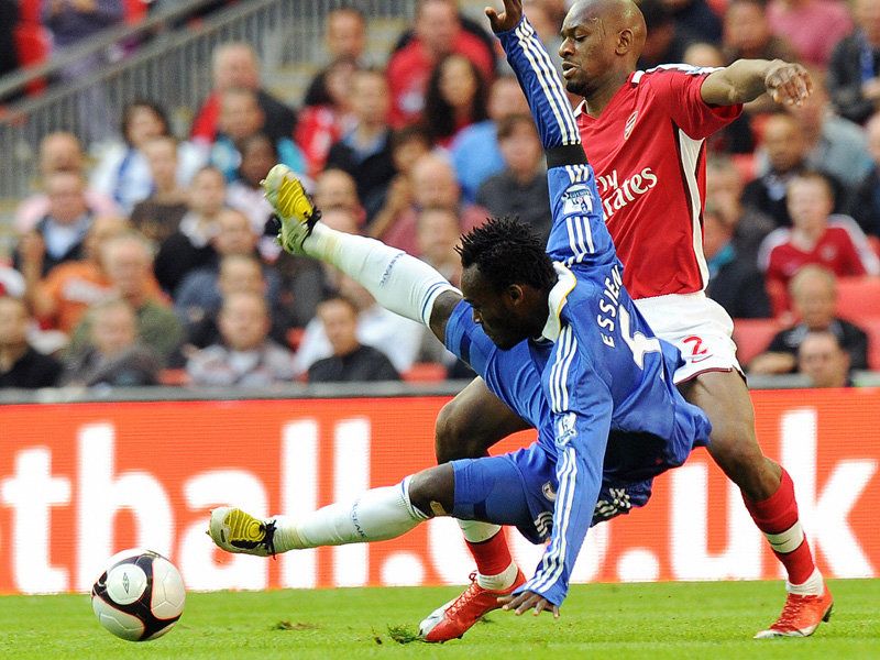 Michael-Essien-Abou-Diaby-Arsenal-v-Chelsea_2181737.jpg