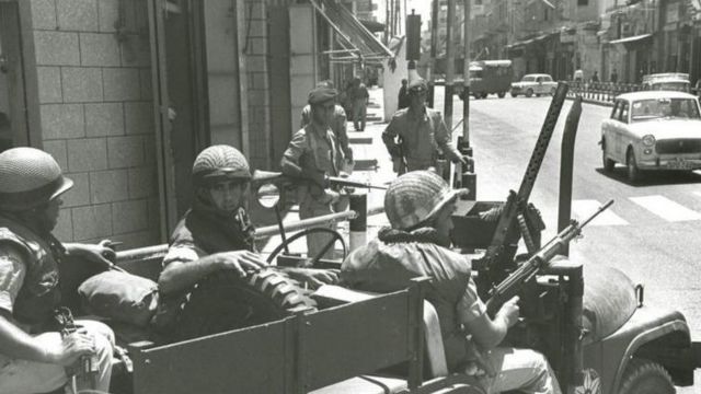 Wanajeshi wa Israel wanashika doria katika mitaa ya Gaza mwaka 1971 kama sehemu ya juhudi zake za kukabiliana na mashambulizi ya waasi dhidi ya uvamizi katika Ukanda huo.