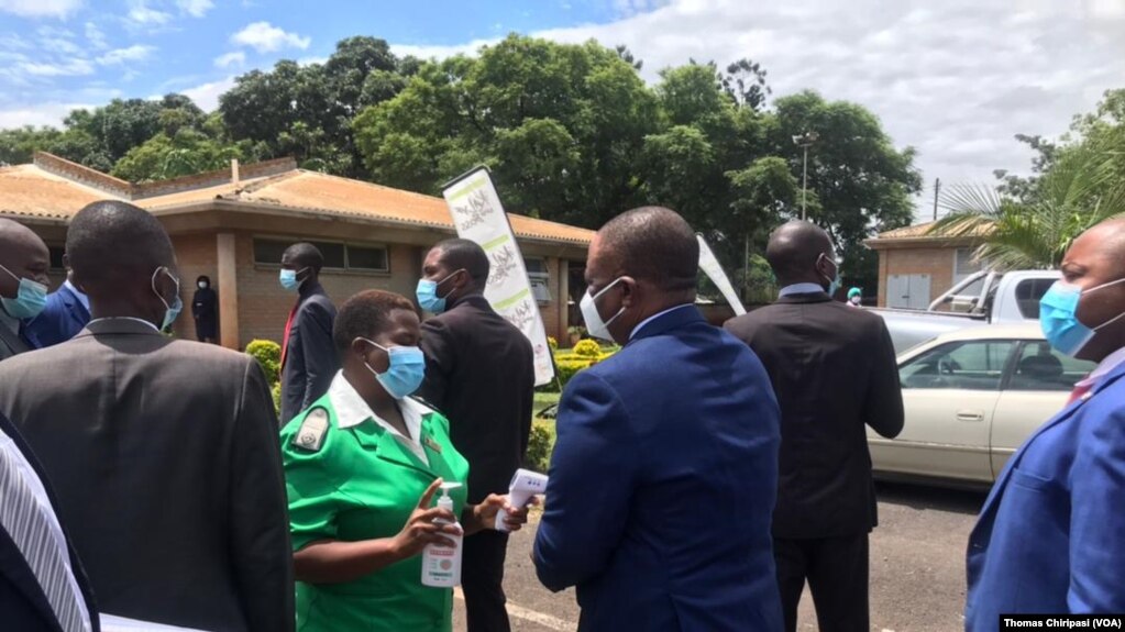 Makamu rais wa Zimbabwe akiwa katika hospitali ya Wilkins kwa ajili ya chanjo ya kupokea chanjo ya Covid 19.