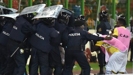 _80820388_riotpolice_waterbottles.jpg