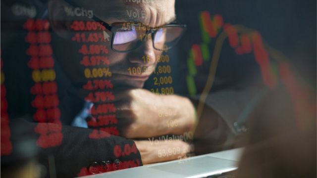 Inversor frente a la pantalla.