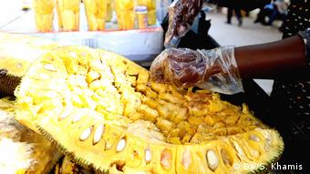 Tansania Jackfruits-Verkäufer in Dar es Salaam (DW/S. Khamis )