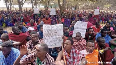 Wakazi hawa wakiwa wamendamana kupinga hatua ya serikali ya Tanzania ya kuwaondoa kwenye eneo lao huko Ngorongoro