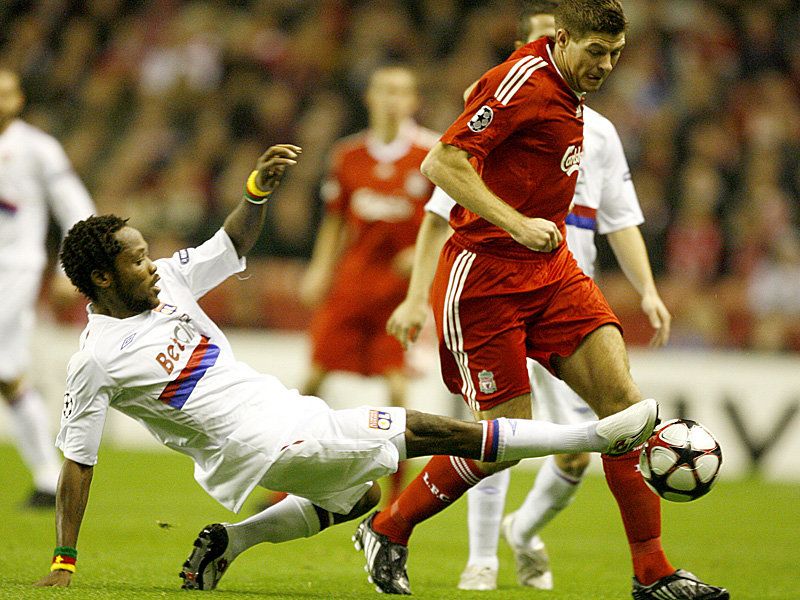 Jean-Makoun-Steven-Gerrard-Liverpool-v-Lyon_2375160.jpg