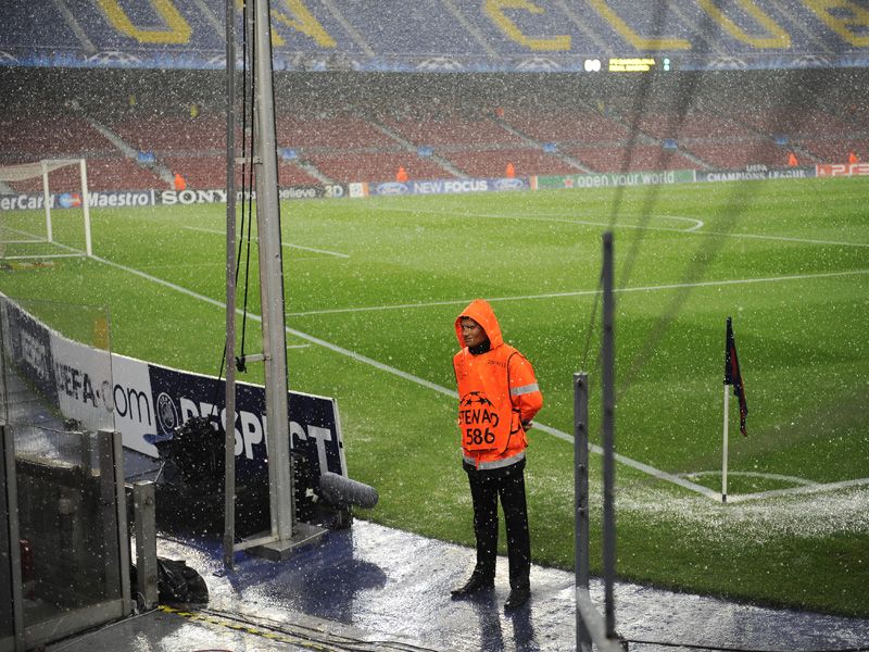 Barcelona-v-Real-Madrid-rain-before-kick-off_2592574.jpg