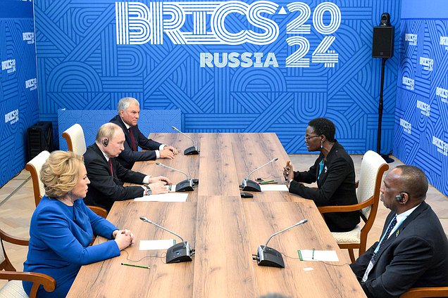 Rais wa Shirikisho la Urusi Vladimir Putin, Spika wa Baraza la Shirikisho Valentina Matvienko, Mwenyekiti wa Jimbo Duma Vyacheslav Volodin na Rais wa Muungano wa Mabunge, Spika wa Bunge la Jamhuri ya Muungano wa Tanzania Tulia Ackson (picha kwa hisani ya vyombo vya habari huduma ya Rais wa Shirikisho la Urusi)