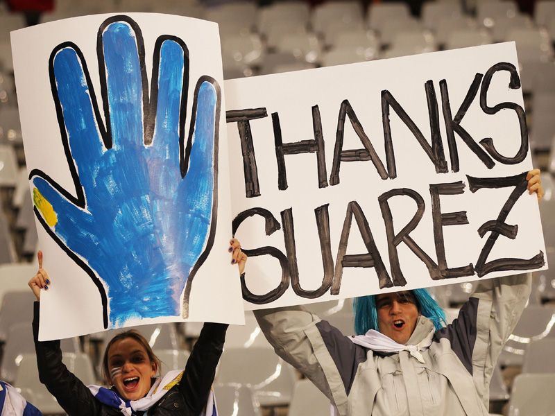 Uruguay-v-Holland-Uruguay-fan-Suarez-sign_2474651.jpg