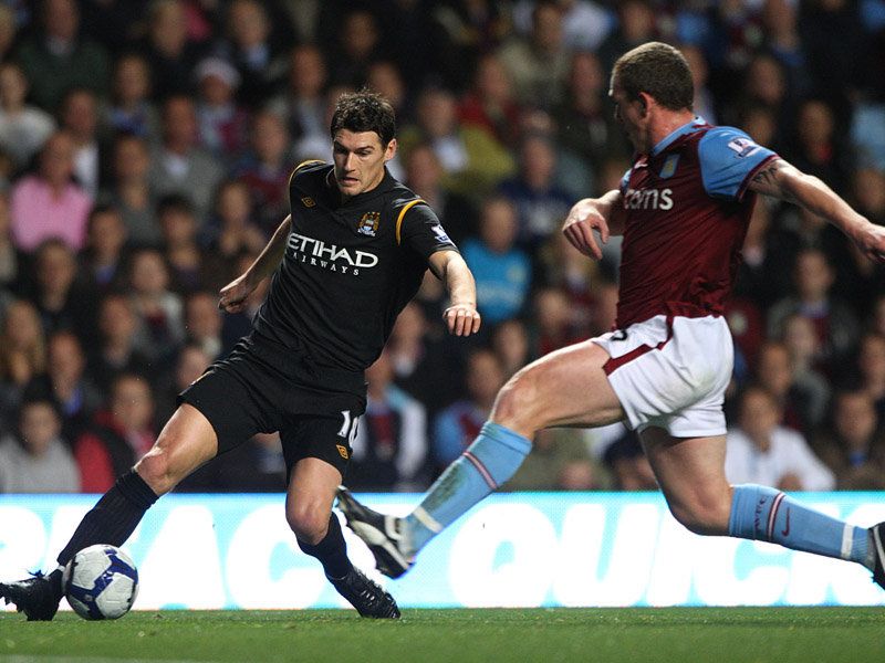 Villa-v-Man-City-Gareth-Barry-Richard-Dunne_2369577.jpg