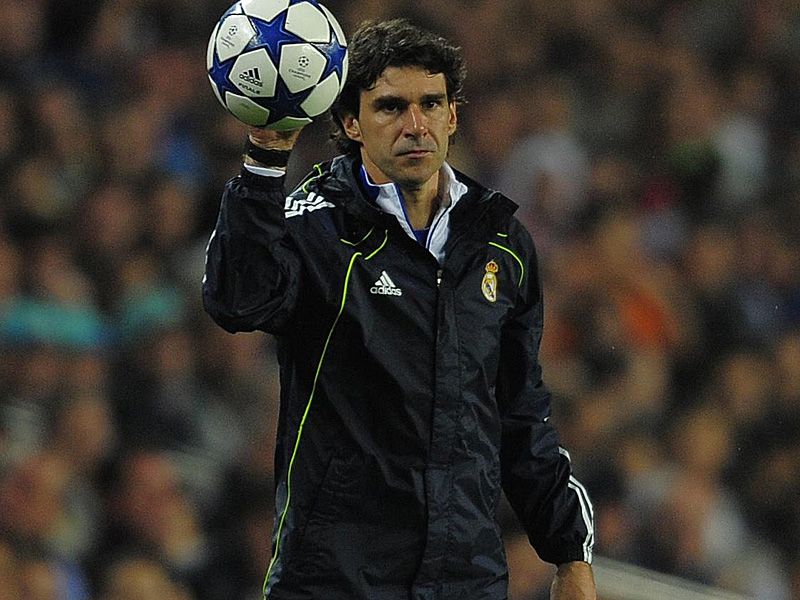Barcelona-v-Real-Madrid-Aitor-Karanka-Holds-B_2592593.jpg