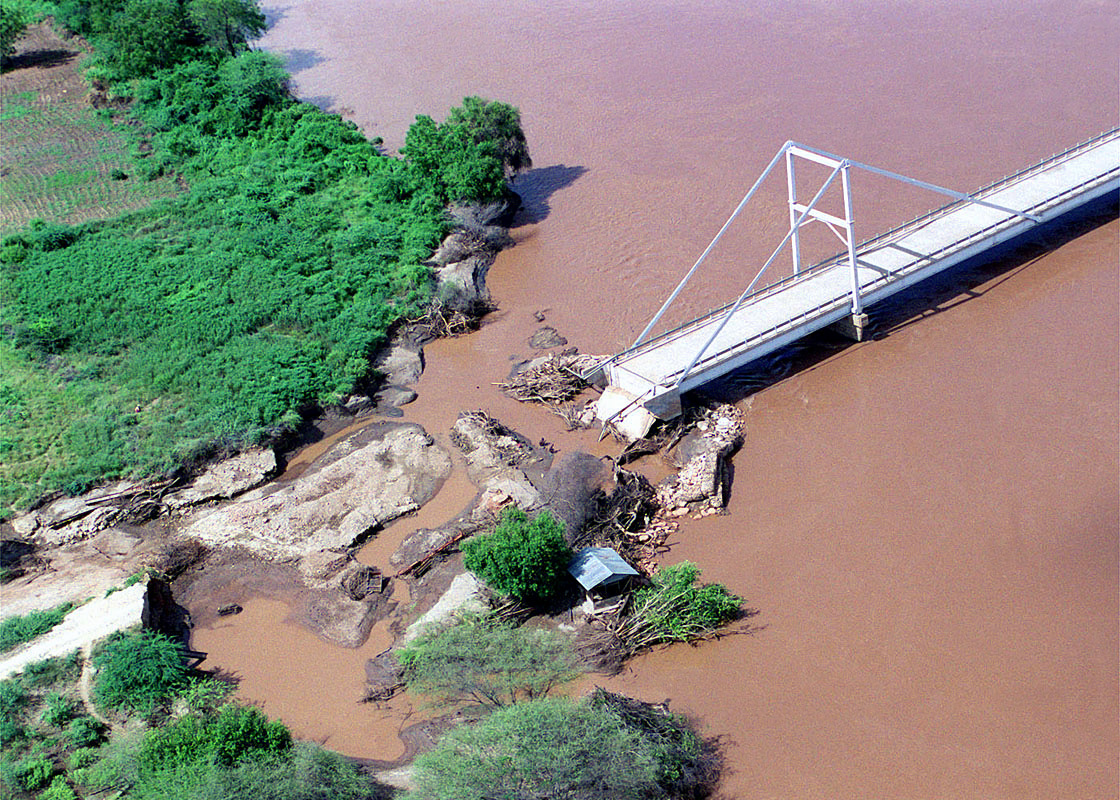 Bridge_over_the_Tana_river_%28Kenya%29.JPEG