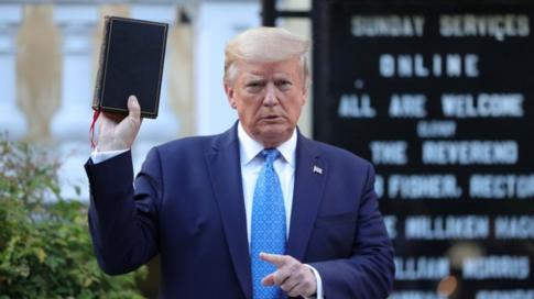 Rais Trump alikosolewa kwa kupiga picha akiwa amebeba biblia