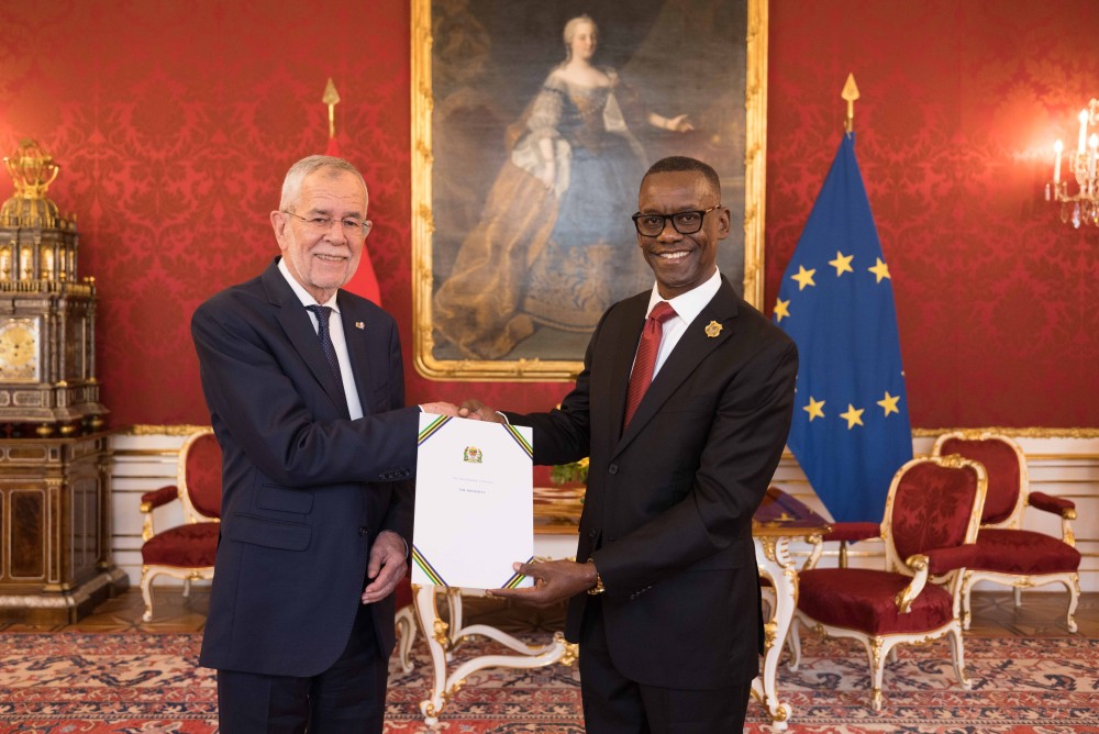 H.E. Mr. Celestine Joseph Mushy presenting his credentials (© www.bundespraesident.at / Peter Lechner and Daniel Trippolt /HBF)