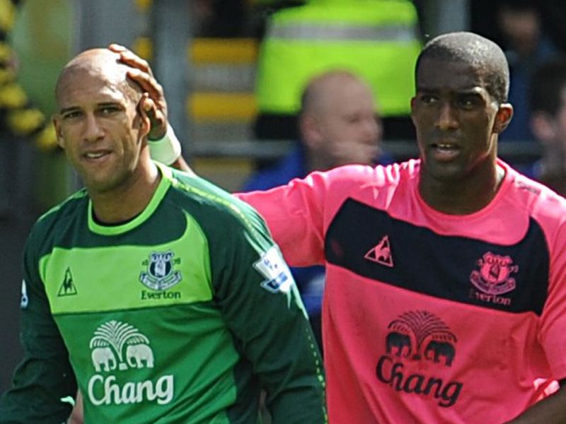 Blackburn-v-Everton-Tim-Howard-Sylvain-Distin_2487621.jpg