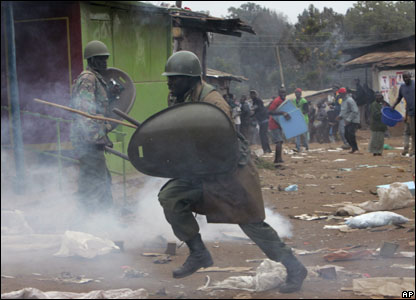 _44327846_police_kibera_ap.jpg