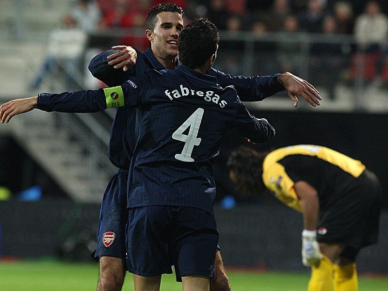 Robin-van-Persie-Hug-Cesc-Fabregas-AZ-Alkmaar_2375188.jpg