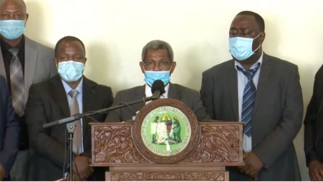 Profesa Said Aboud akisoma taarifa ya tume aliyoiongoza mbele ya waandishi wa habari Ikulu, Tanzania.