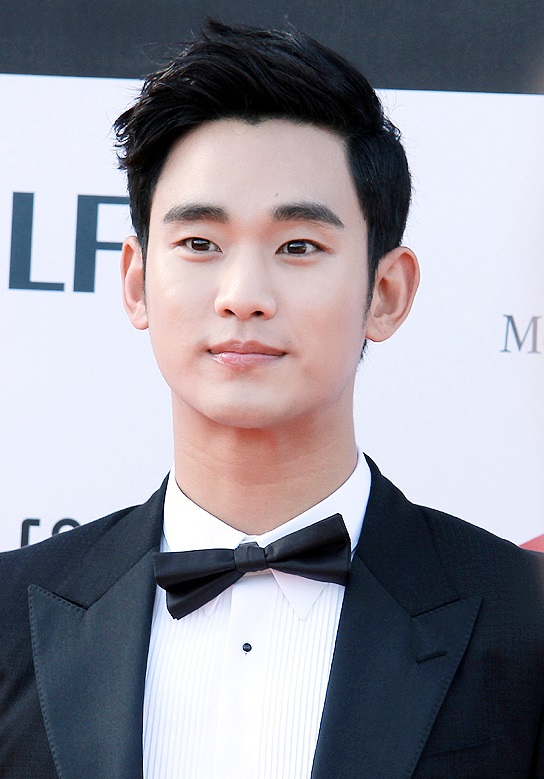 Kim_Soo-hyun_2014_PaekSang_Arts_Awards06b.jpg