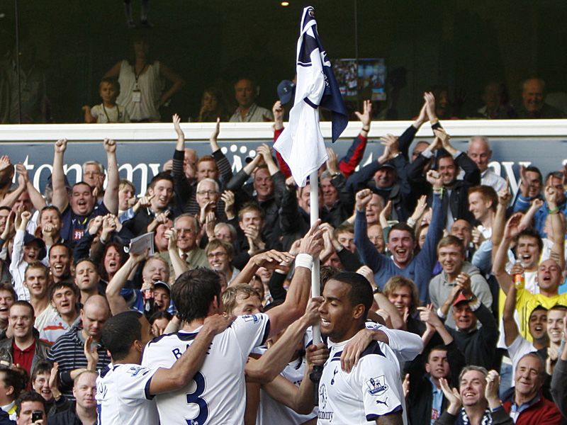 Tottenham-v-Wolves-Roman-Pavlyuchenko-hoist-s_2504632.jpg