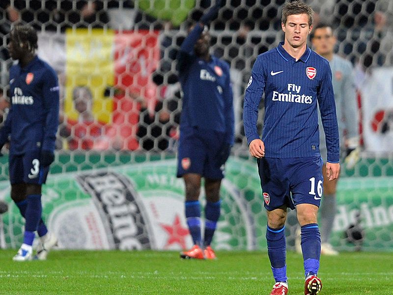 Aaron-Ramsey-Walks-Off-Dejected-AZ-Alkmaar-v-_2375249.jpg