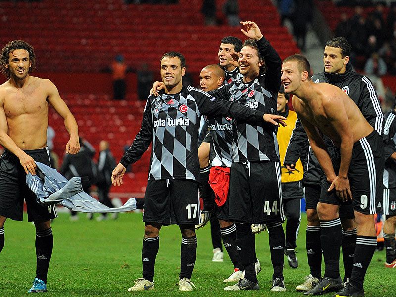 Besiktas-Lap-of-Honour-Man-U-Champs-League_2389454.jpg