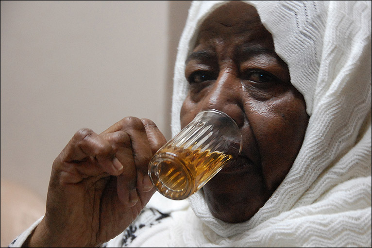 _47436130_oldwoman_tea766.jpg