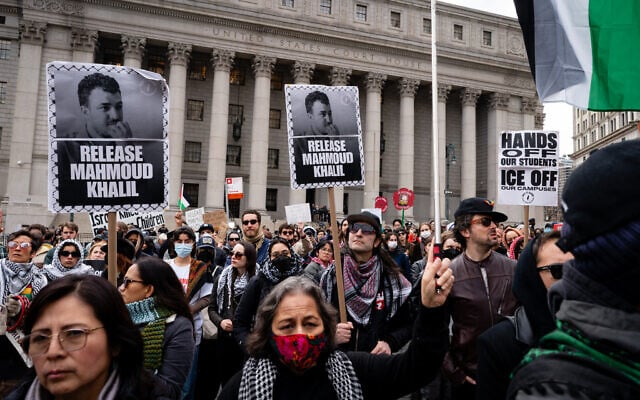 Protesters rally in support of Mahmoud Khalil outside his court hearing in New York City, March 12, 2025. (Luke Tress)