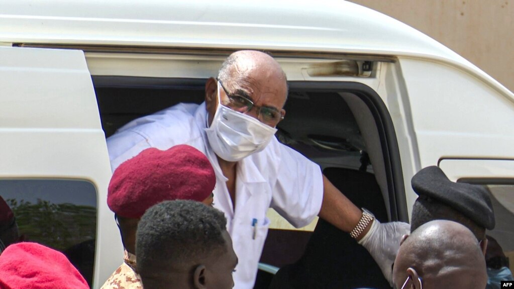 Rai wa Sudan Omar al-Bashir akishuka kwenye gari alipowasili mahamani katika mji mkuu Khartoum,July 21, 2020. 