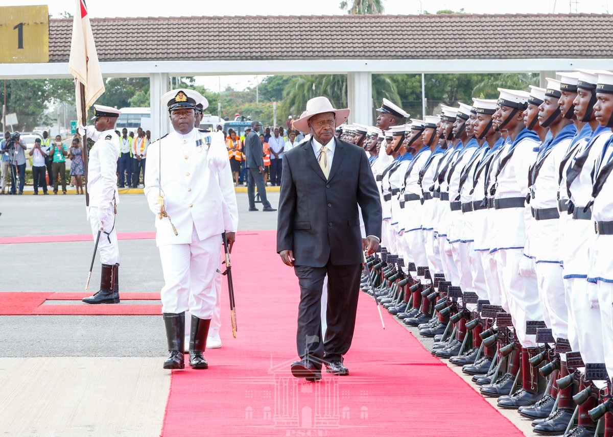 Museveni-inspects-Kenya-gaurd-.jpg