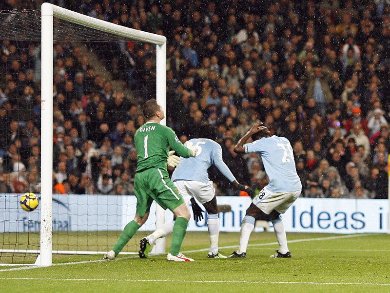 Manchester-City-v-Chelsea-Emmanuel-Adebayor-o_2393833.jpg
