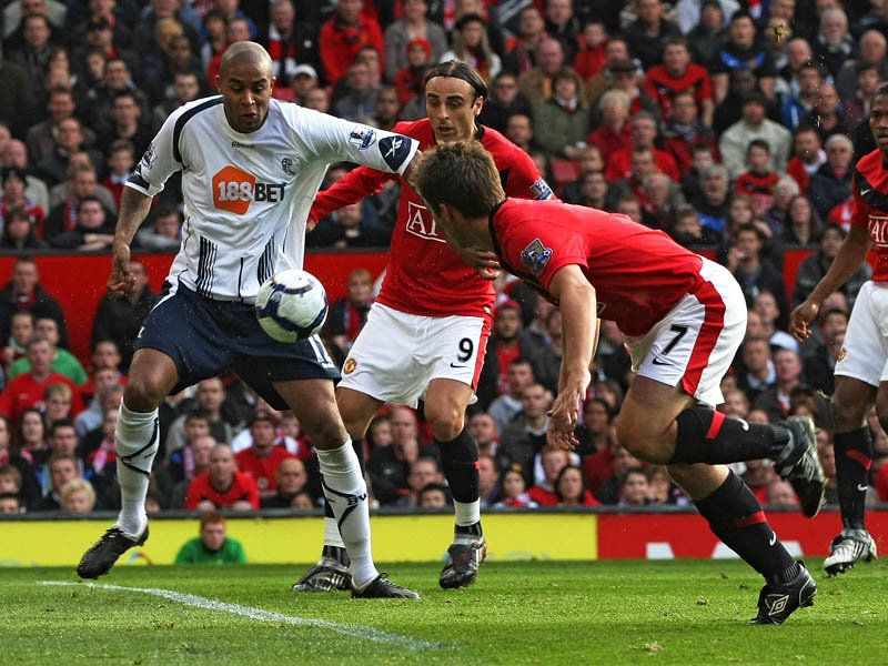 Zat-Knight-Michael-Owen-Manchester-United-Bol_2373682.jpg