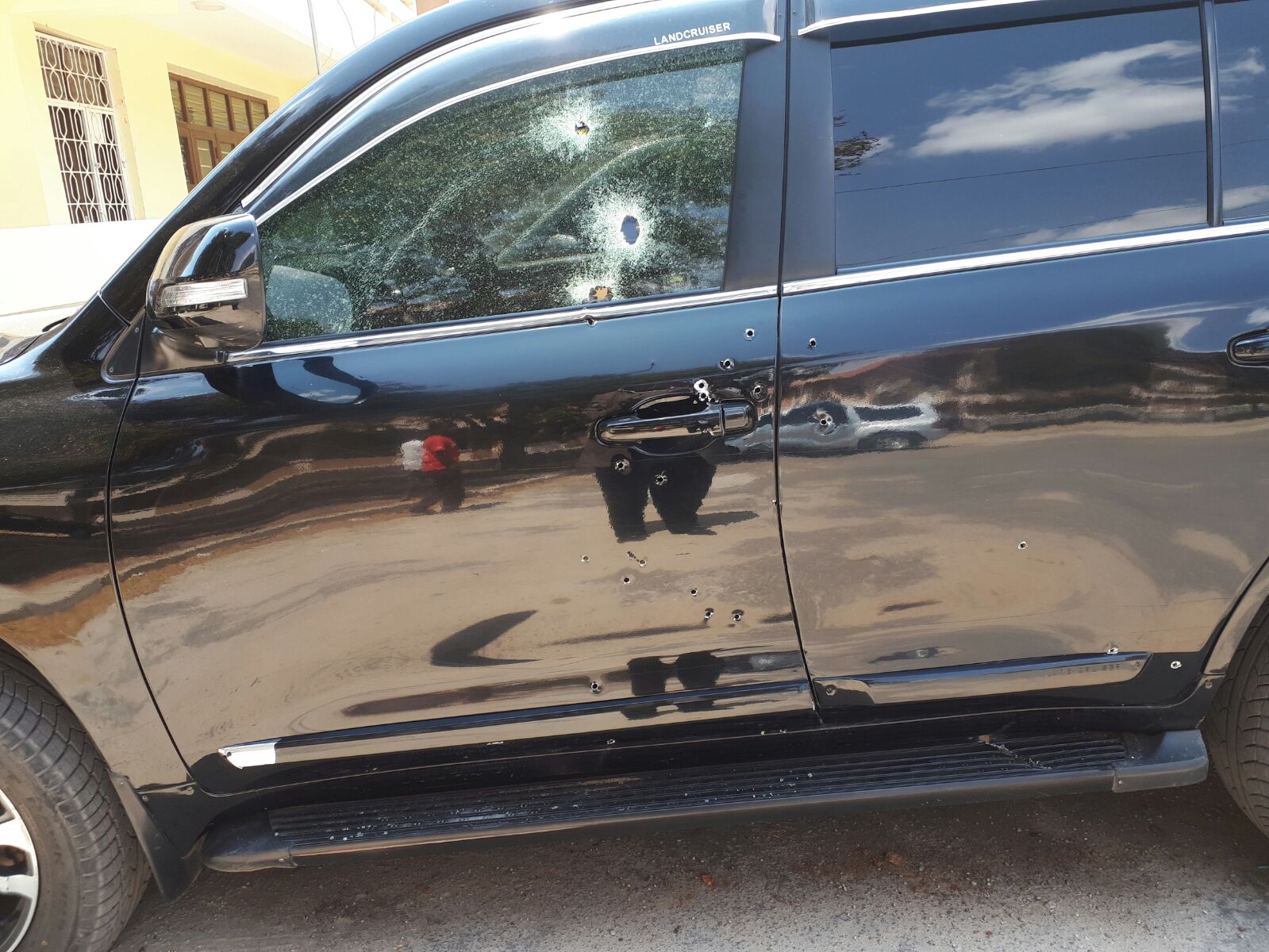 PICHA: MUONEKANO WA GARI LA TUNDU LISSU BAADA YA KUSHAMBULIWA KWA RISASI. -  Baki Hot News