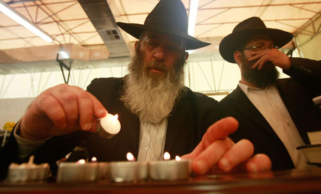 _64853346_rebbe_mourning464getty.jpg
