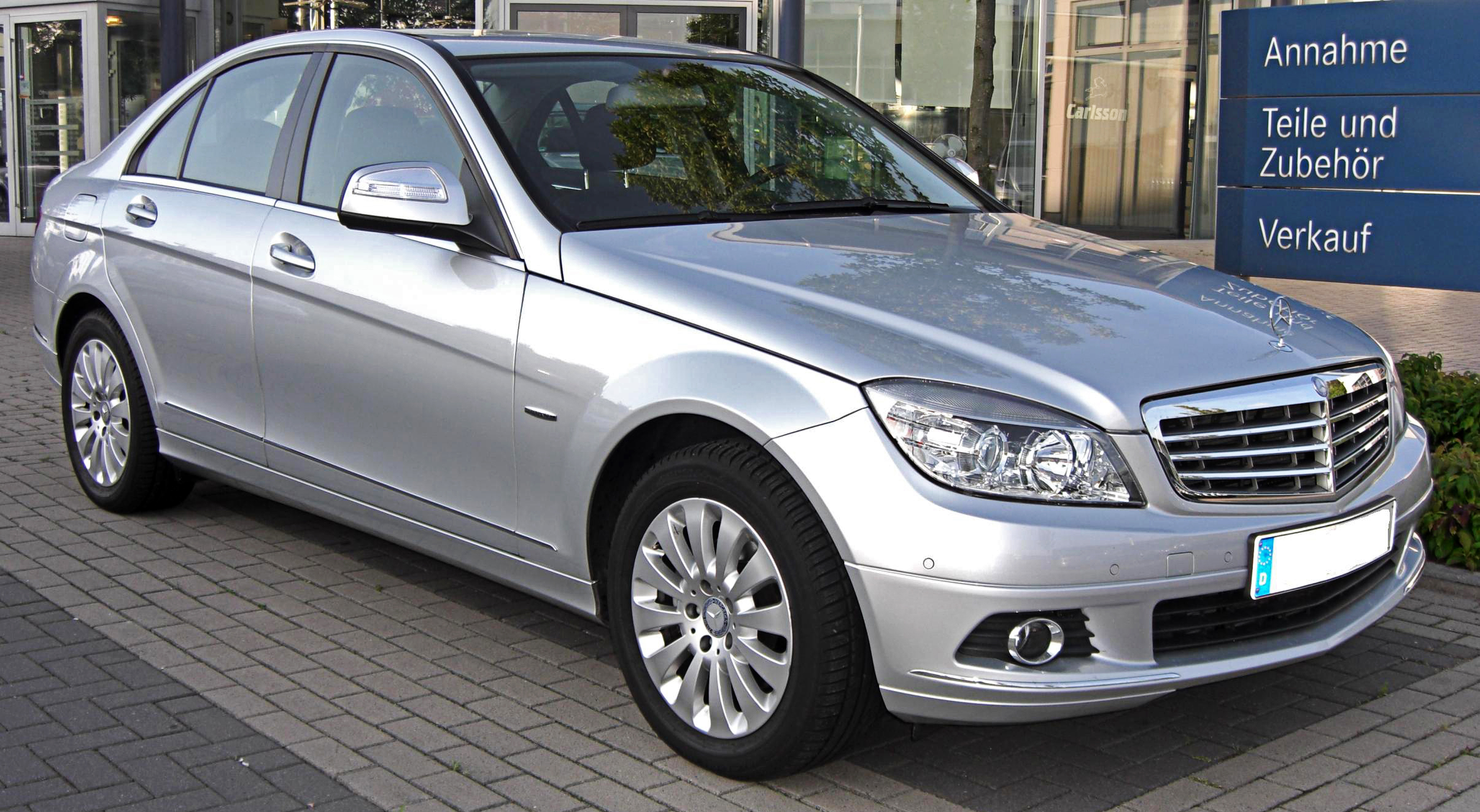 Mercedes_C-Klasse_%28W204%29_Elegance_front.jpg