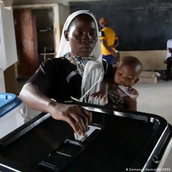 Mpiga kura akitumbukiza karatasi kwenye sanduku la kura