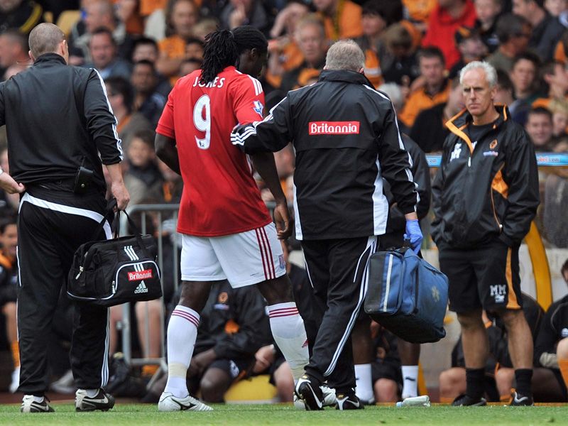 Wolves-v-Stoke-Kenwyne-Jones-hobbles-off_2487625.jpg