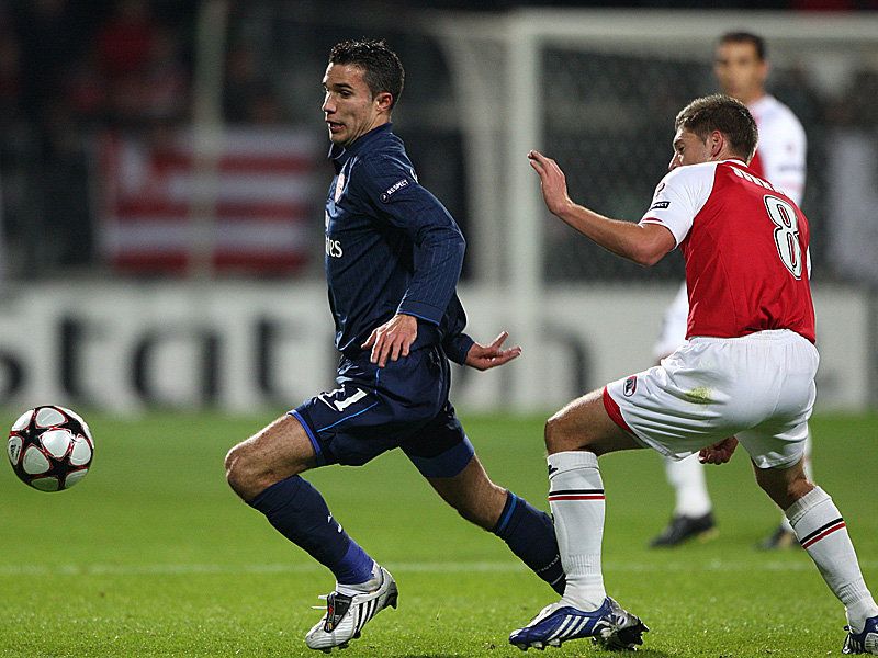 Robin-Van-Persie-Stijn-Schaars-AZ-v-Arsenal_2375166.jpg