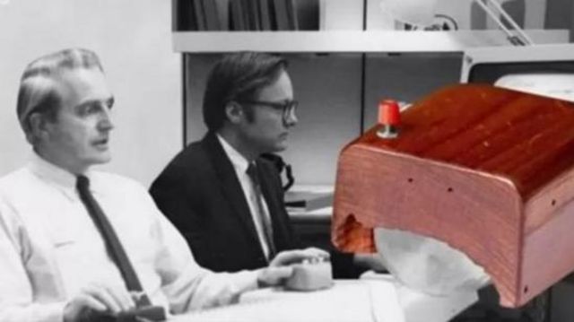 Steve Jobs inasemekana alipenda wazo hilo. Kwa hivyo mara moja aliitaka timu yake ya uhandisi kuacha chochote walichokuwa wakifanya na kuzindua tena kipanya kama bidhaa ya Apple. 